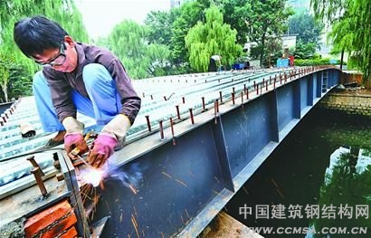 濟南市濟濼路小學門前的東工商河上開始架設全鋼結構跨河橋